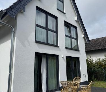 Offenbach am Main House | Rose Garden - Haus mit Garten & 3 Schlafzimmern