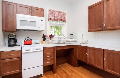 Geneva House | Rose Hill Cottage: "Cozy Finger Lakes Getaway Next to Historic Rose Hill Mansion!"
