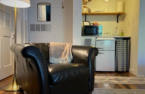 Versailles Hotel | Rose Hill Inn