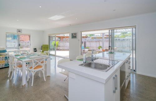 Matarangi House | Rose's Beach Pad - Matarangi Holiday Home