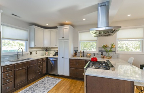 Rosebank House | Rosebank Retreat. 2 King size beds, Clawfoot Tub in the heart of East Nashville