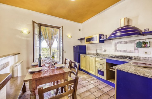 Castiglione del Lago Apartment | Rosemary apt with shared pool family fun, Castiglione del Lago, Italy