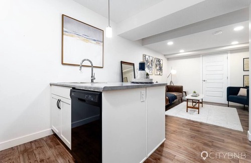 West Edmonton House | Rosenthal. BSMT Suite. Sleeps 2. 10min to WEM.