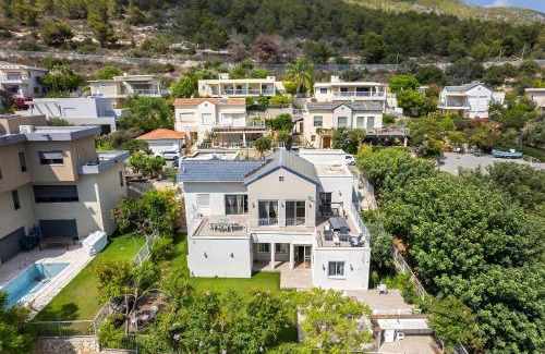 Rosh HaNikra Villa | Rosh HaNikra Garden Villa Retreat by Sea N' Rent