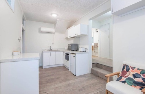 Dunedin Apartment | Roslyn Retreat: Garden 2-Bed Suite + Kitchenette
