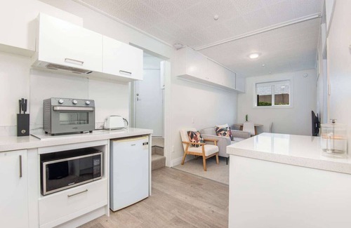 Dunedin Apartment | Roslyn Retreat: Garden 2-Bed Suite + Kitchenette