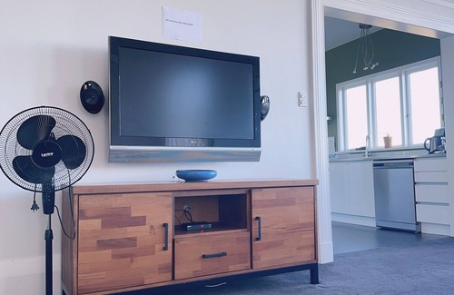 Roslyn Apartment | Roslyn Sea View Room—9 minutes walk to city center