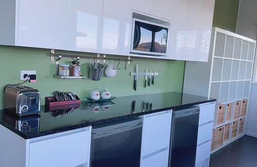 Roslyn Apartment | Roslyn Sea View Room—9 minutes walk to city center