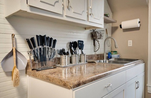 Clarksville Condo | Ross & Ashley's Retreat (117 Marion St, #4)