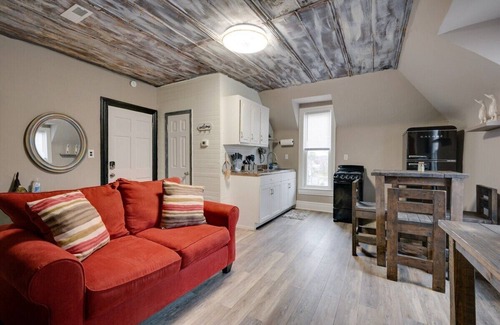 Clarksville Condo | Ross & Ashley's Retreat (117 Marion St, #4)