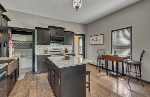 Clarksville Condo | Ross & Ashley's Retreat (117 Marion St, #1)