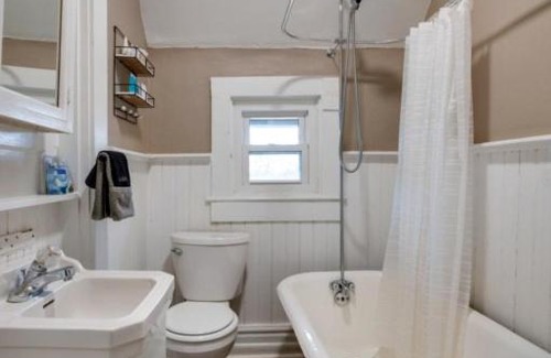 Clarksville Apartment | Ross & Ashley's Retreat (117 Marion St, #4)