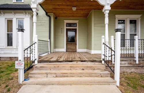 Clarksville Apartment | Ross & Ashley's Retreat (117 Marion St, #4)