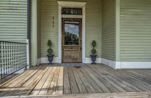 Clarksville Apartment | Ross & Ashley's Retreat (117 Marion St, #1)