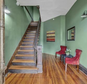 Clarksville Apartment | Ross & Ashley's Retreat (117 Marion St, #1)