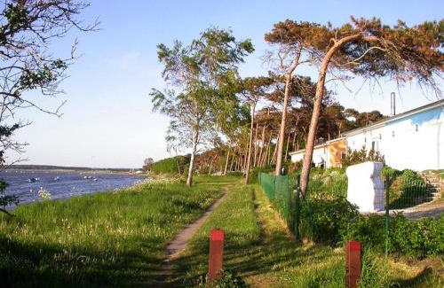 Rakow Apartment | Rotes Strandhaus mit Boot am Salzhaff, 50m zum Strand