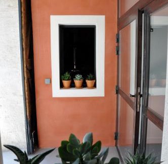 Meze Apartment | Rouge Pompon