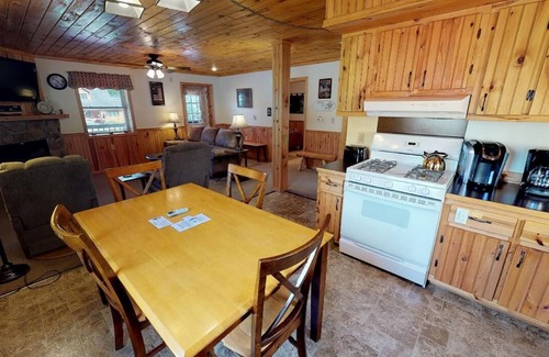 Sabinsville Cabin | Rough Cut Lodge - Suite 6