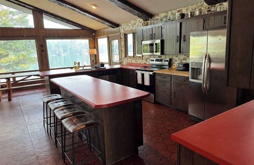 Hayward House | Round Lake - Upscale - Private - 6Bdrm - 500+ft Lakeshore Retreat
