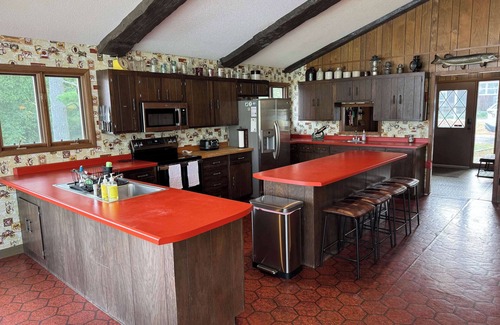 Hayward House | Round Lake - Upscale - Private - 6Bdrm - 500+ft Lakeshore Retreat
