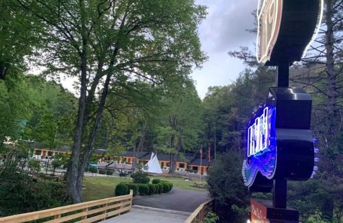 Maggie Valley Hotel | Route 19 Inn