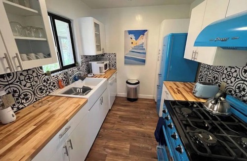 Williams House | Route 66 Bodacious Bungalow w/AC, Fully Fenced Yard, W/D, 4 Smart TVs Downtown