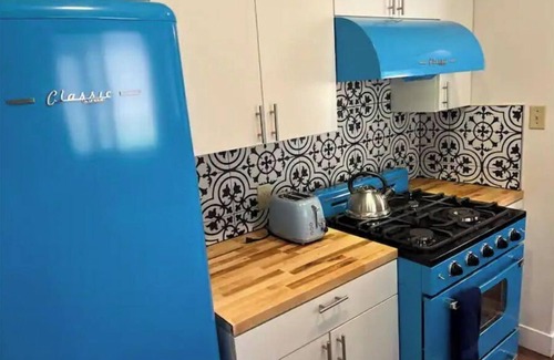 Williams House | Route 66 Bodacious Bungalow w/AC, Fully Fenced Yard, W/D, 4 Smart TVs Downtown