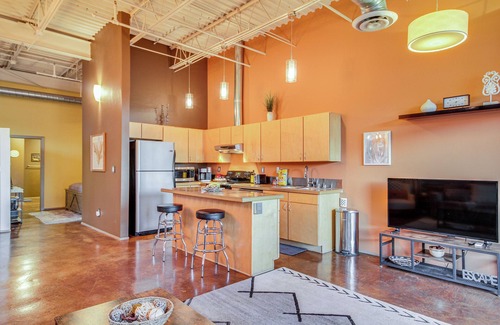 Raynolds Addition Apartment | Route 66 View: Penthouse in Dtwn Albuquerque!