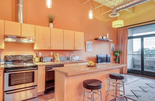 Raynolds Addition Apartment | Route 66 View: Penthouse in Dtwn Albuquerque!