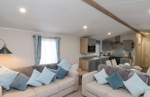 Cayton Bay Cottage | ROWAN COURT 2, pet friendly, country holiday cottage in Cayton