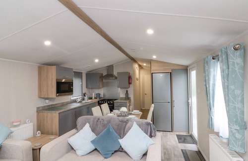 Cayton Bay Cottage | ROWAN COURT 2, pet friendly, country holiday cottage in Cayton