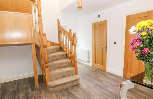 Millhouse Green Cottage | ROWAN HOUSE, pet friendly, with hot tub in Millhouse Green