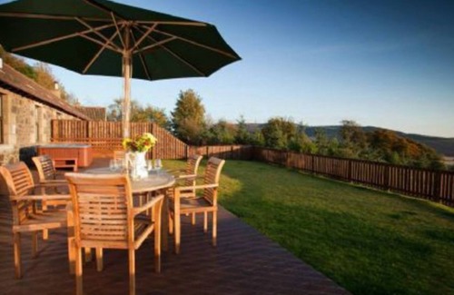 Cupar Cottage | Rowan Tree Cottage with Hot Tub near Cupar, Fife