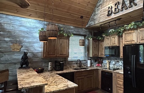 Broken Bow Cabin | Rowdy Bear Cabin-Fort PlaySet-Fishing Pond-Arcade-Foosball-XBox-Gas Grill-Hottub