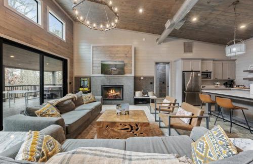 Broken Bow House | Rowdy Creek Pines Retreat & Hot Tub