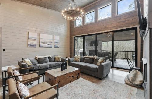 Broken Bow House | Rowdy Creek Pines Retreat & Hot Tub