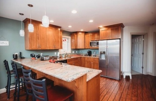Goodview House | Roxy Park: Private, Wifi, 2 kayaks, quiet cove, open floorplan, gas grill