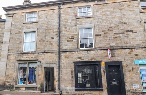 Kirkby Lonsdale Cottage | ROYAL BARN VIEW, family friendly, with a garden in Kirkby Lonsdale