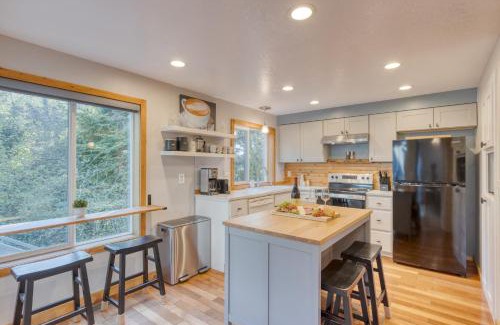 Arch Cape House | Royal Canoe by AvantStay Walk to the Shore Private Yard