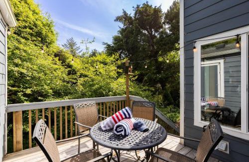 Arch Cape House | Royal Canoe by AvantStay Walk to the Shore Private Yard