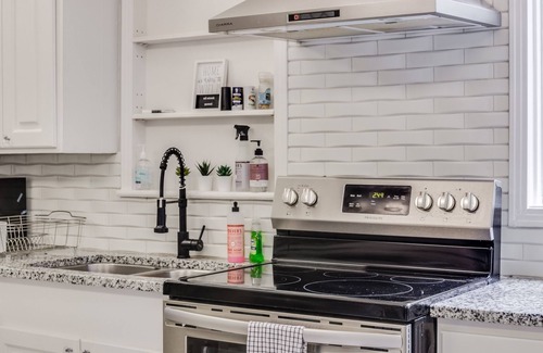 Fondren House | Royal Chateau in the heart of Fondren!