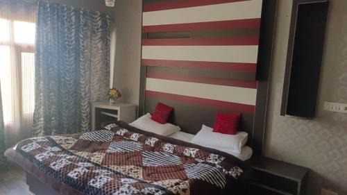 Srinagar House | Royal Chinar Residency