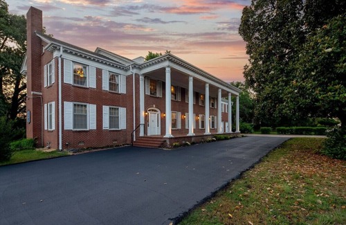 Fort Smith House | Royal Crown suite with a king size bed/Gameroom/Coffee bars/Huge tub/Grand Colonial