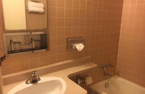 Flin Flon Hotel | Royal Hotel