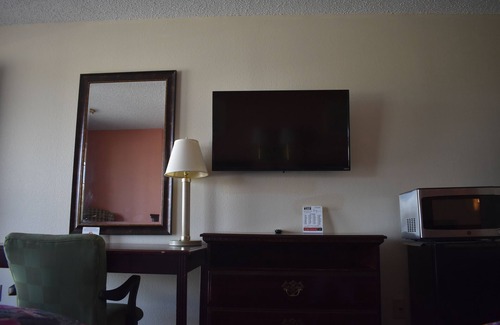 Bentonville - Fayetteville Hotel | Royal Inn