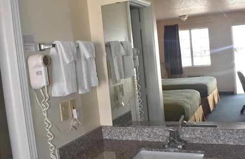 Bentonville - Fayetteville Hotel | Royal Inn