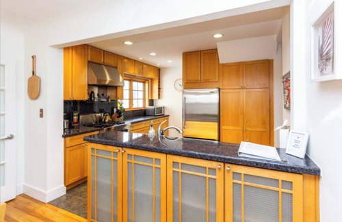 Royal Oak House | Royal Oak Health Retreat, King Bed & Crib, Infrared Sauna, Gym, Steam Shower+