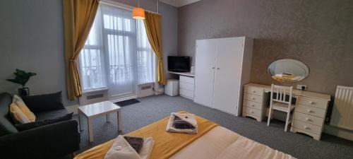 Sandown Hotel | Royal Pier