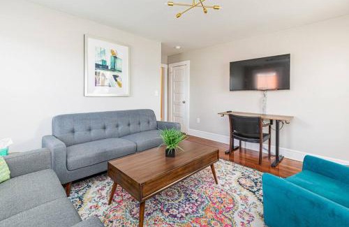 Mosby Apartment | Royal Respite Green Kings and Grey Queens Hideaway!