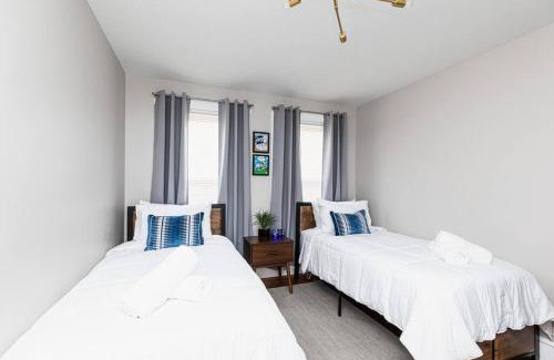 Mosby Apartment | Royal Respite Green Kings and Grey Queens Hideaway!
